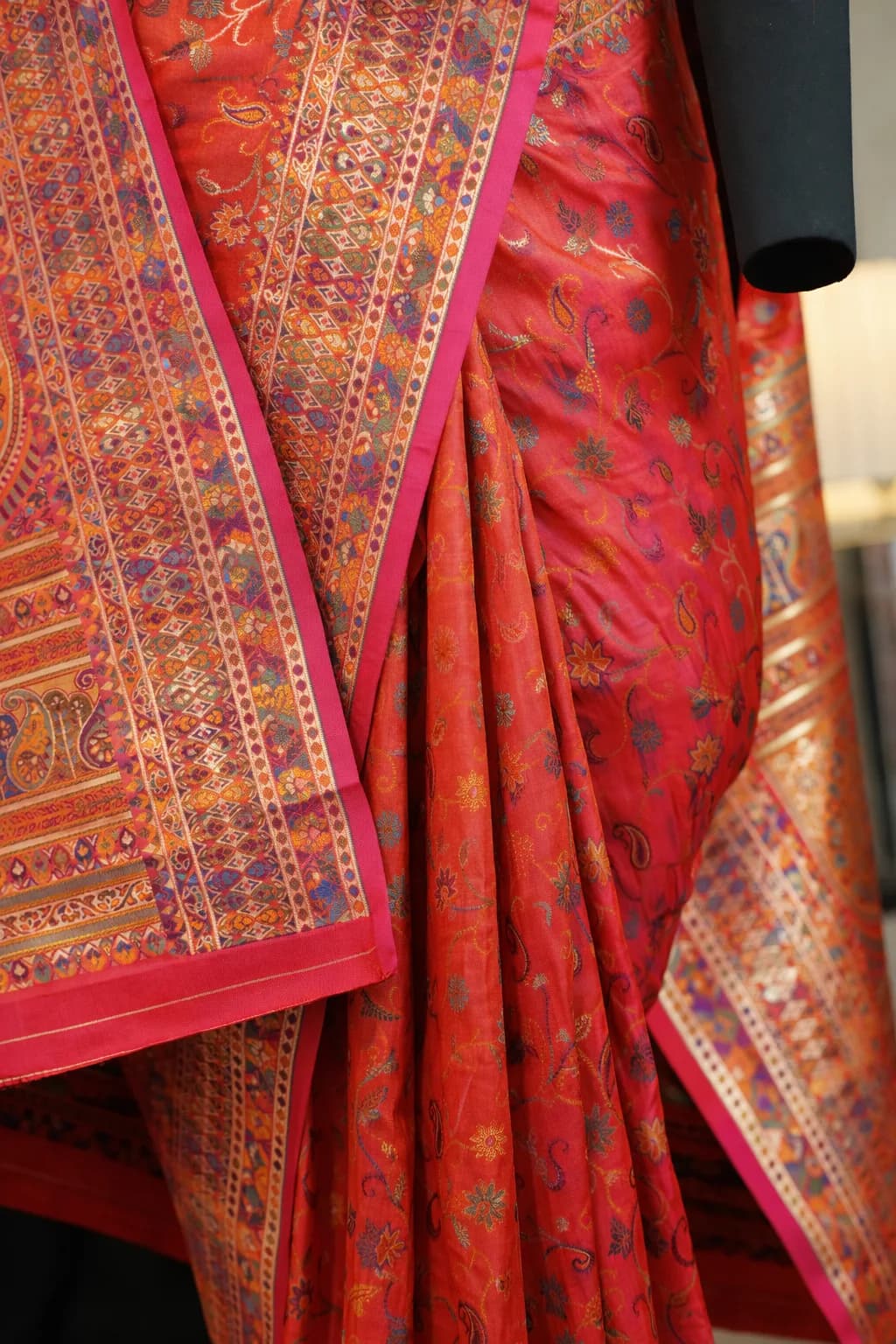 Gold Linen Tissue Hand Thread Work Saree